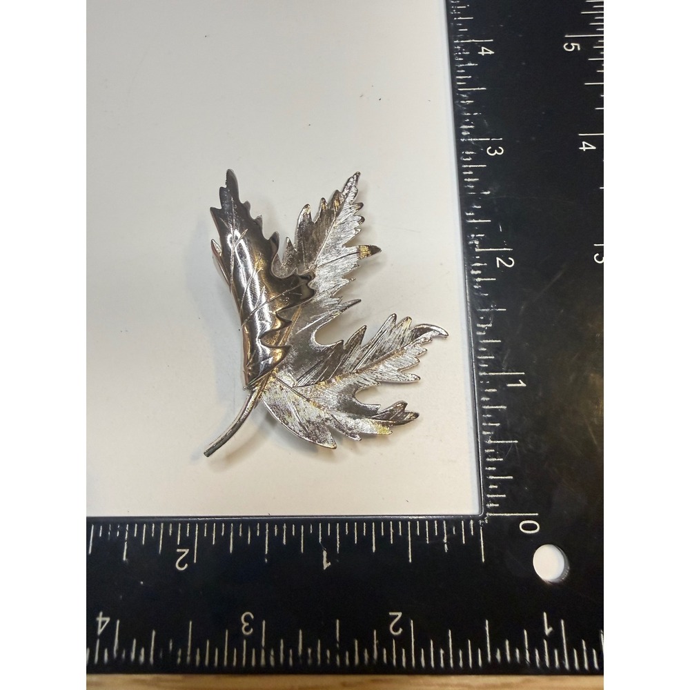 Silver Tone‎ Maple Leaf Brooch Textured Nature Inspired Fall Autumn Pin